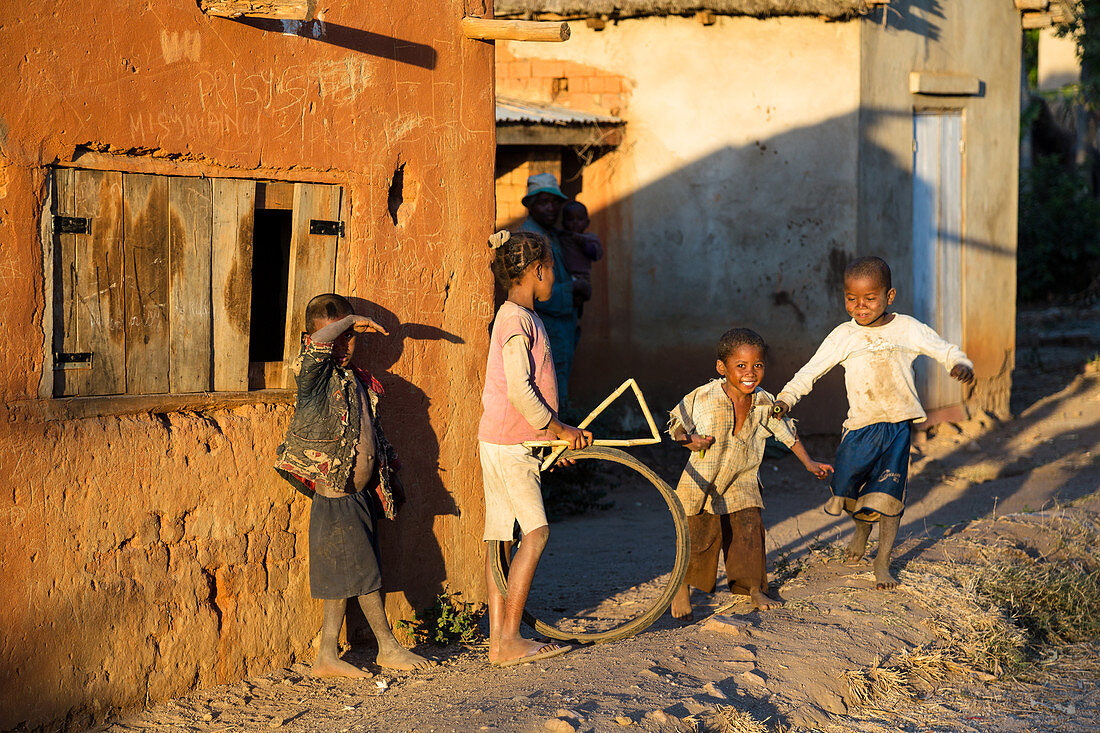 Kinder spielen, Stamm der Merina, Dorf im Hochland, Madagaskar, Afrika