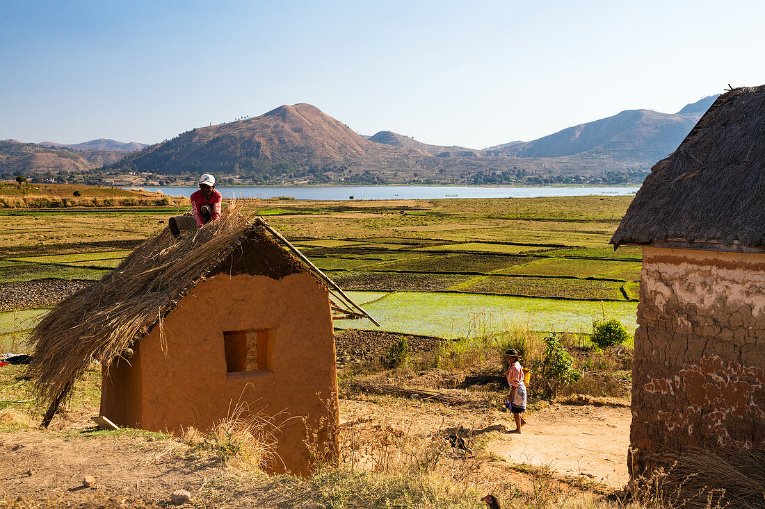Houses on Lake Itasy, Lac Itasy, Merina tribe, highlands west of Antananarivo, Madagascar, Africa