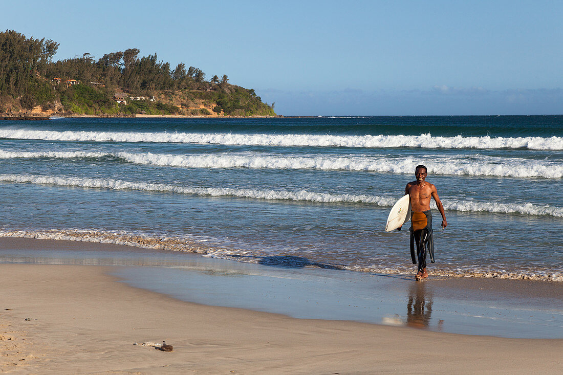 Surfer am Strand von Fort Dauphin, Tolagnaro, Süd-Madagaskar, Afrika