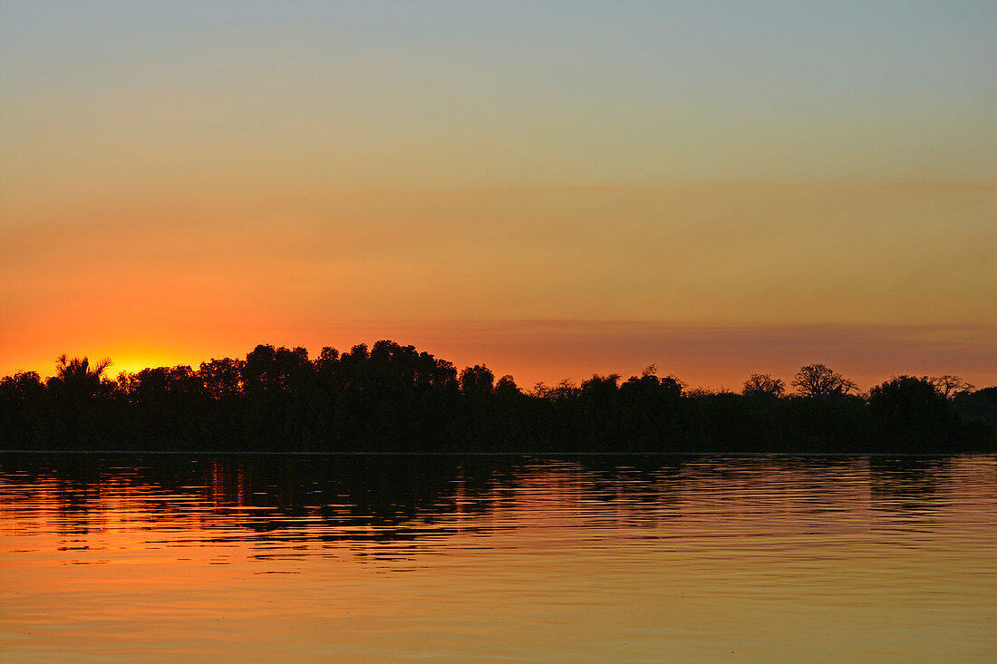 Gambia; Central River Region; Gambia-Fluss bei Kuntaur; Sonnenuntergang