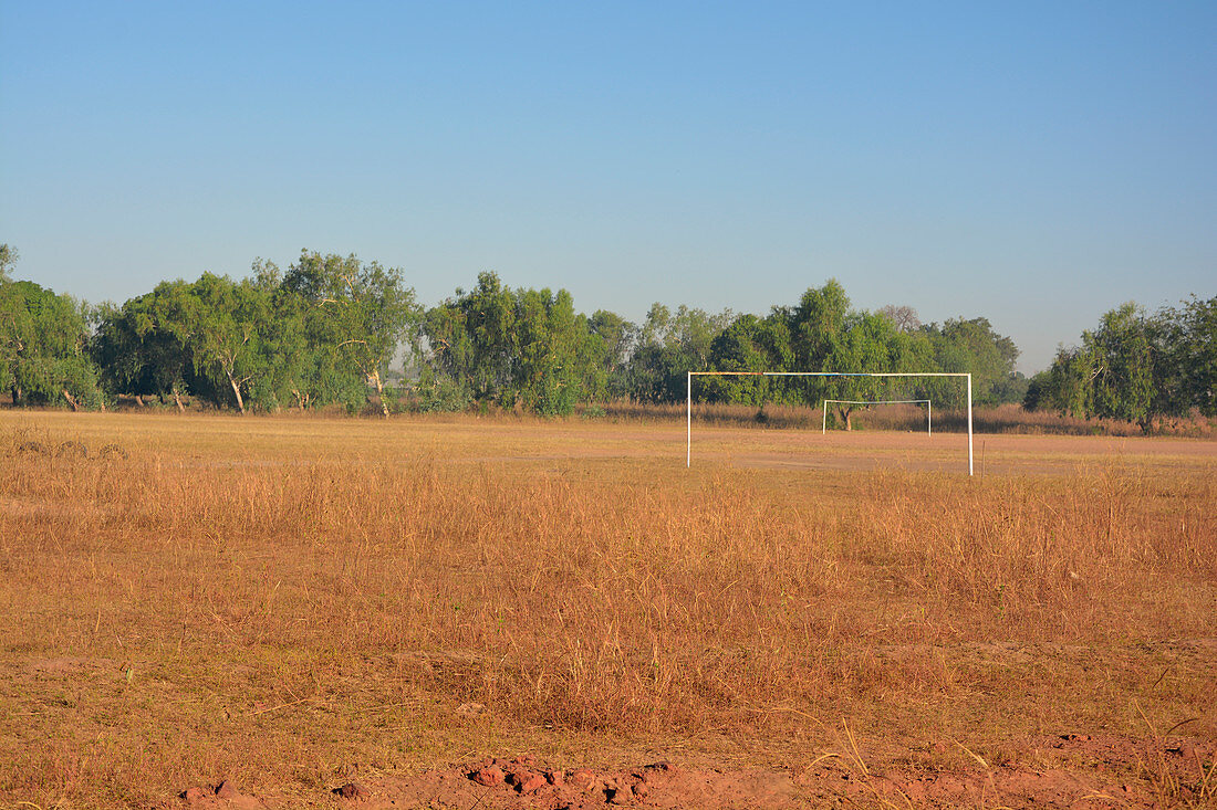 Gambia; Central River Region; Kuntaur; Fußballfeld am Ortsrand