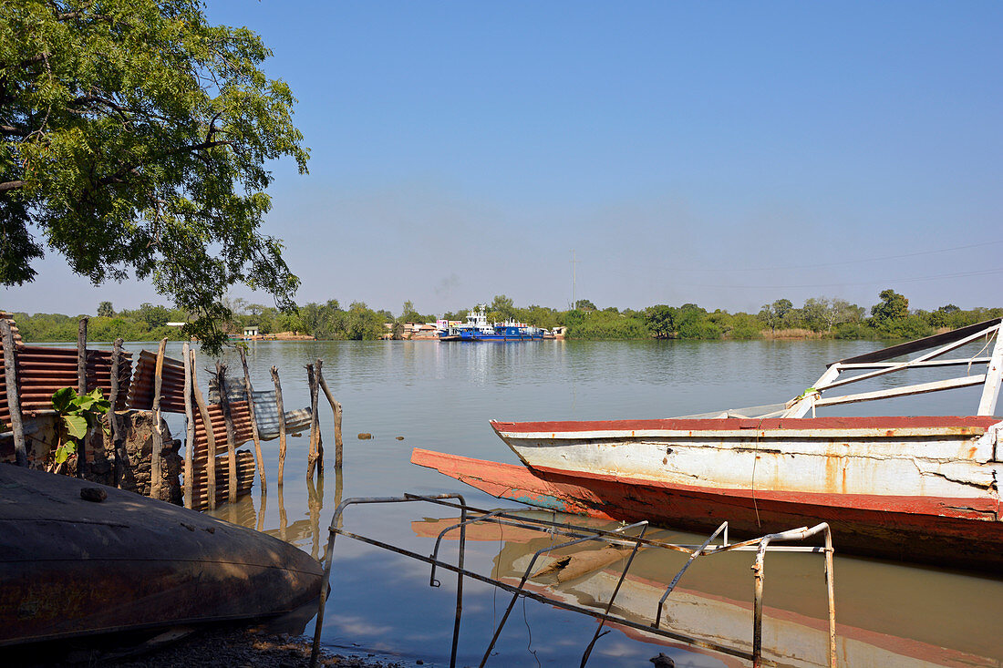 Gambia; Central River Region; Blick auf die Fähre; Verbindung zwischen der Insel Janjanbureh und dem Dorf Laminkoto am nördlichen Flussufer;
