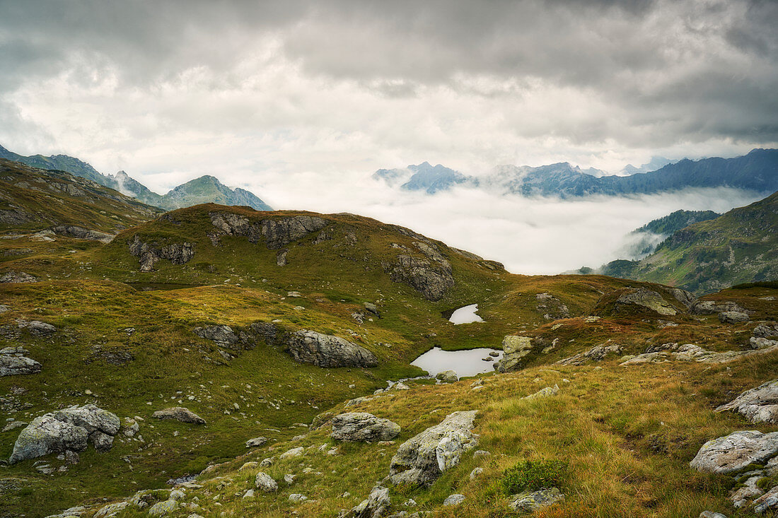 Die ursprüngliche Bergwelt der Niederen Tauern, im Tal hält sich der Nebel. Steiermark, Österreich.