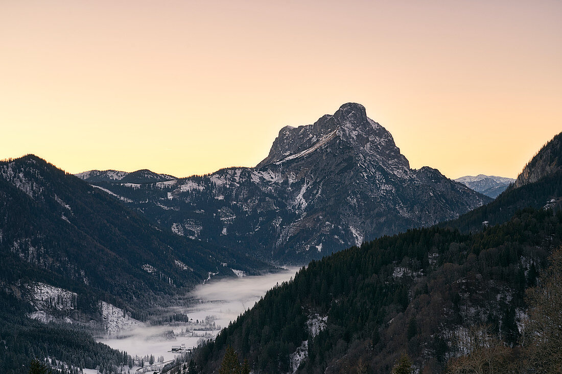 Sonnenuntergang über Johnsbach, Admonter Kaibling, Sparafeld und Admonter Reichenstein (von links) im Hintergrund, Steiermark, Österreich