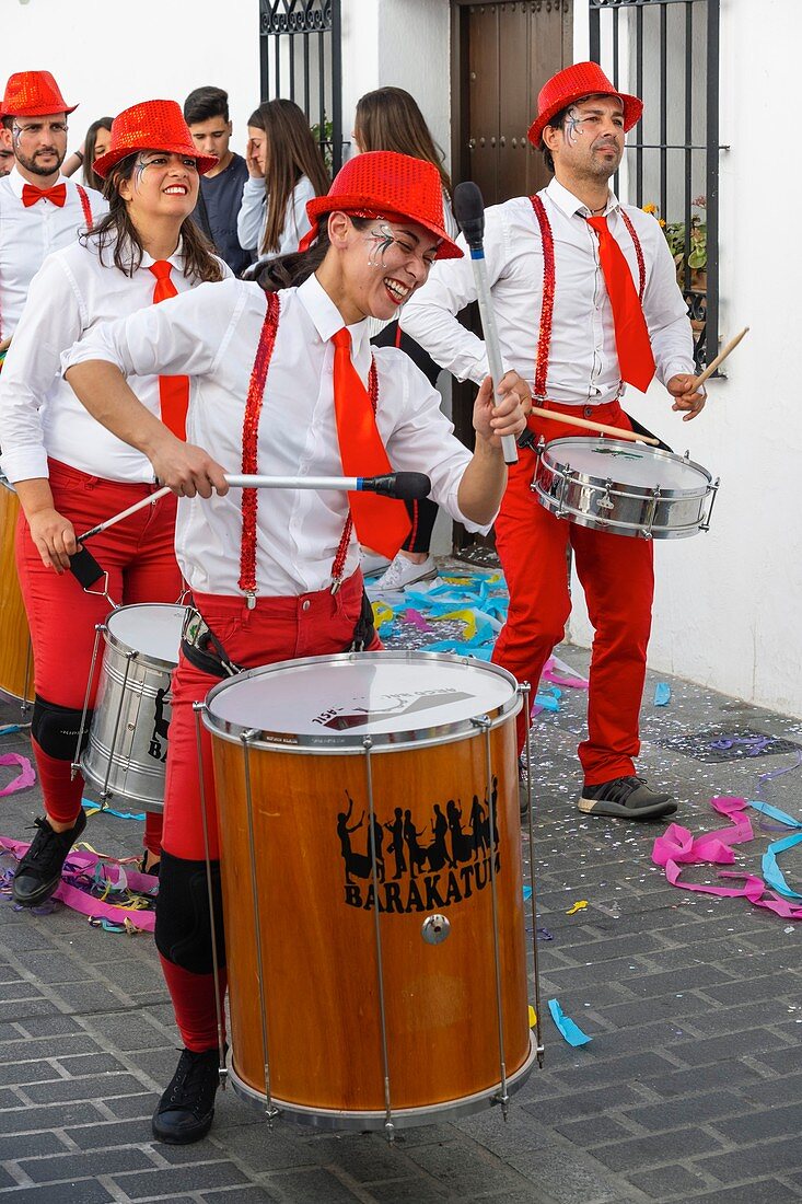 Traditionelle Karnevalsparade im weißen Dorf Mijas. Provinz Malaga Costa del Sol. Andalusien, Südspanien Europa