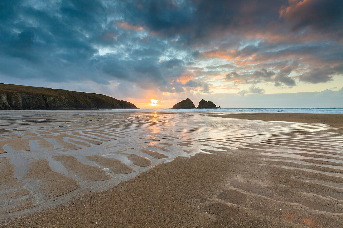 Strandmuster in Holywell Bay an der Nordküste von Cornwall, die kurz vor Sonnenuntergang Ende Februar aufgenommen wurden.