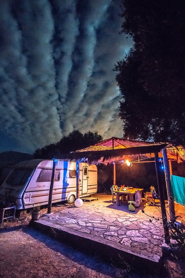 Leuchtender Campingplatz unter dem Nachthimmel, Tarifa, Cádiz, Andalusien, Spanien