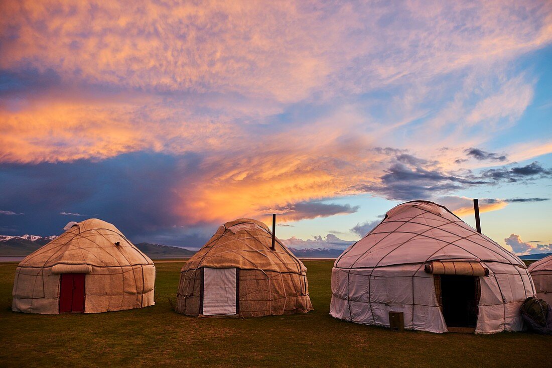 Kirgisistan, Provinz Naryn, Song Kol See, Jurtenlager der kirgisischen Nomaden