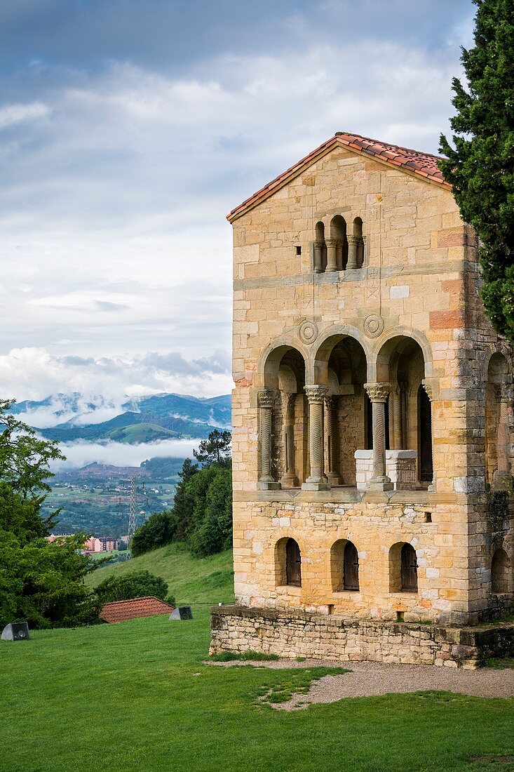 Romanische Kirche Santa María del Naranco in Oviedo, Asturien, Spanien