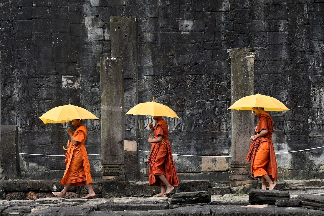 Buddhistische Mönche am Bayon-Tempel, Angkor Thom, Siem Reap, Kambodscha, Südostasien.