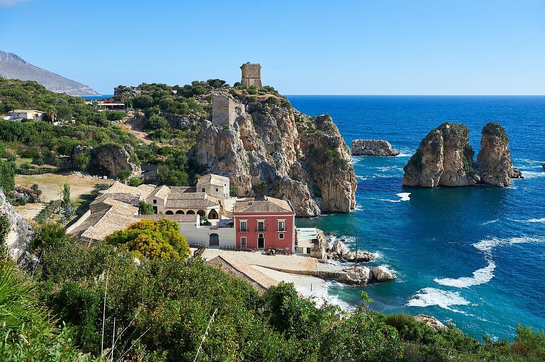 Die Tonnara von Scopello (Tonnara di Scopello) Alte Thunfischverarbeitungsgebäude am Castellammare del Golfo, Sizilien