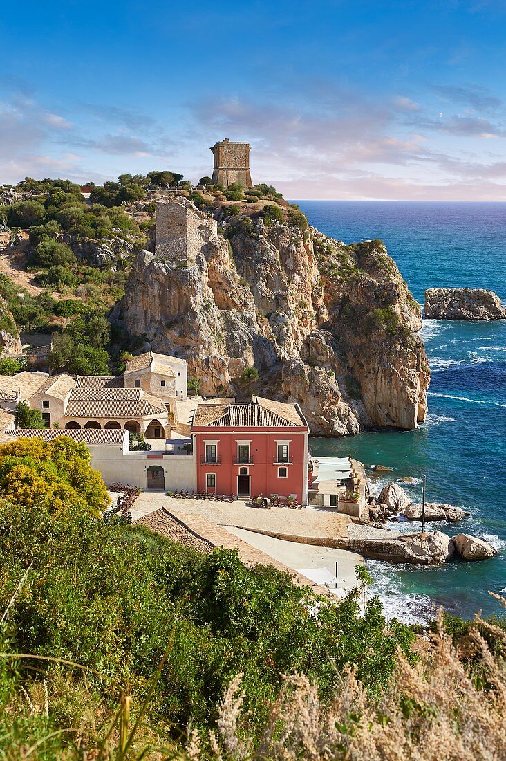 Die Tonnara von Scopello (Tonnara di Scopello) Alte Thunfischverarbeitungsgebäude bei Sonnenuntergang auf dem Castellammare del Golfo, Sizilien