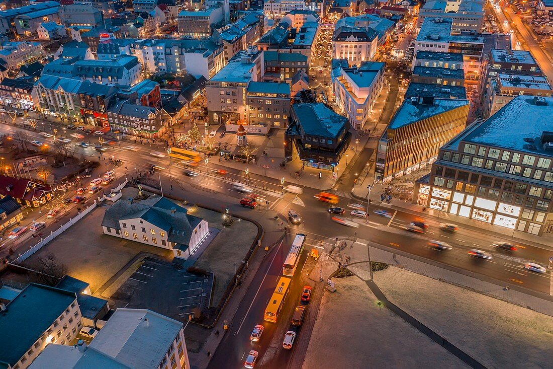 Reykjavik in der Dämmerung, Weihnachtszeit, Island