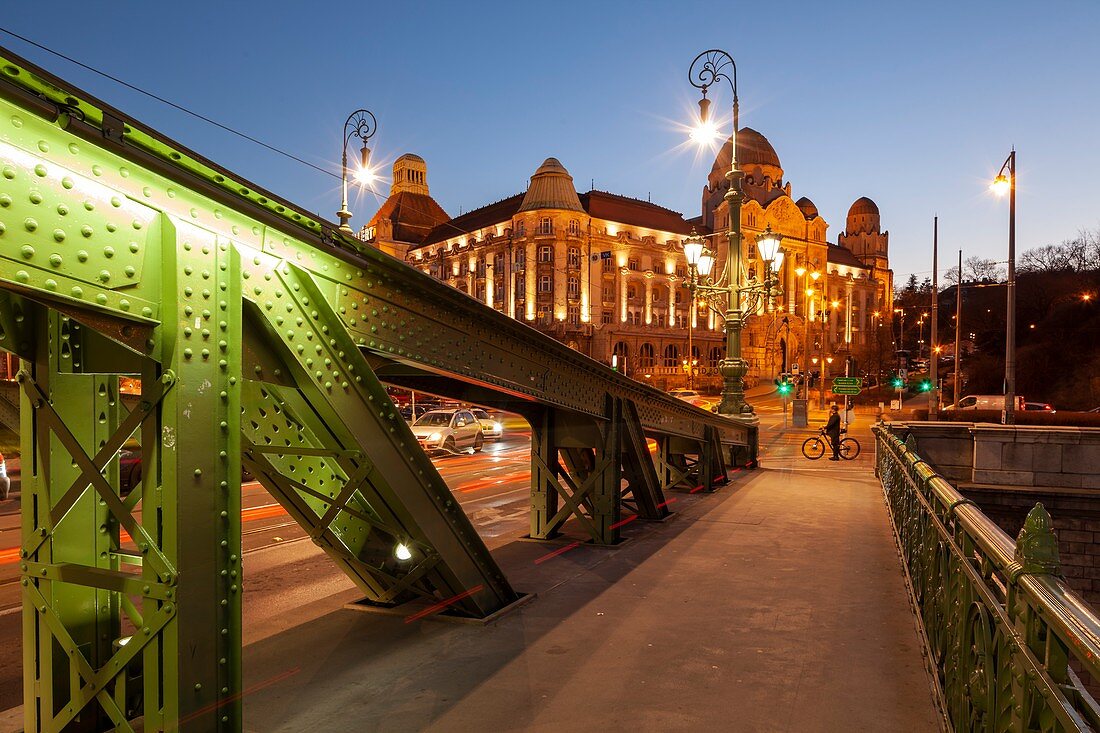 Abend auf der Freiheitsbrücke in Budapest, Ungarn. Gellert Hotel in der Ferne.