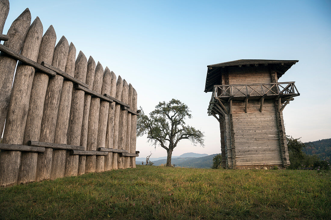 UNESCO Weltkulturerbe „Grenzen des Römischen Reiches – Obergermanisch-Raetischer Limes“, rekonstruierter Wachturm mit Palisade am Limesknick bei Kloster Lorch, Ostalbkreis, Schwäbische Alb, Baden-Württemberg, Deutschland