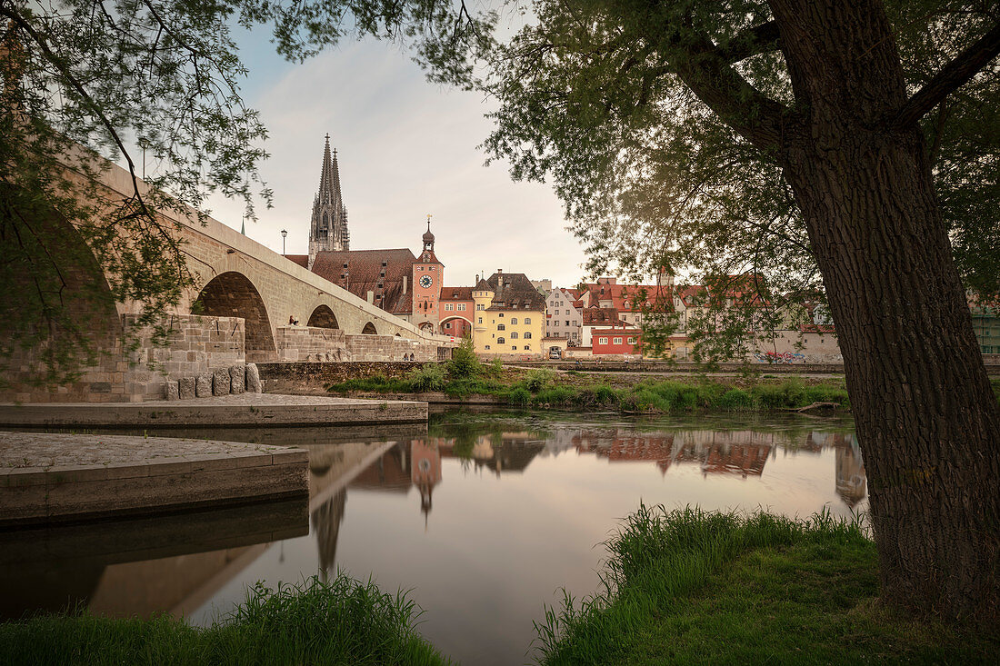 UNESCO Weltkulturerbe „Altstadt von Regensburg mit Stadtamhof“, Alte Donaubrücke über die Donau, Blick zum Regensburger Dom, Oberpfalz, Bayern, Deutschland