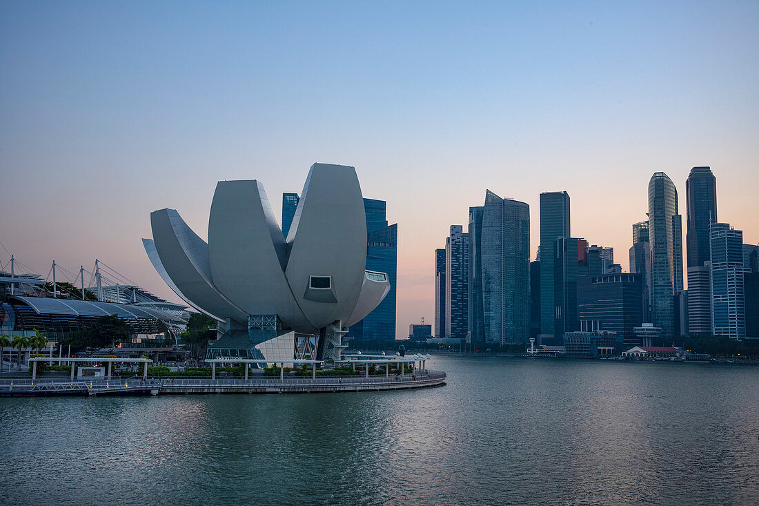 Future World-ArtScience Museum mit der Skyline von Marina Bay in der Abenddämmerung, Singapur, Südostasien, Asien