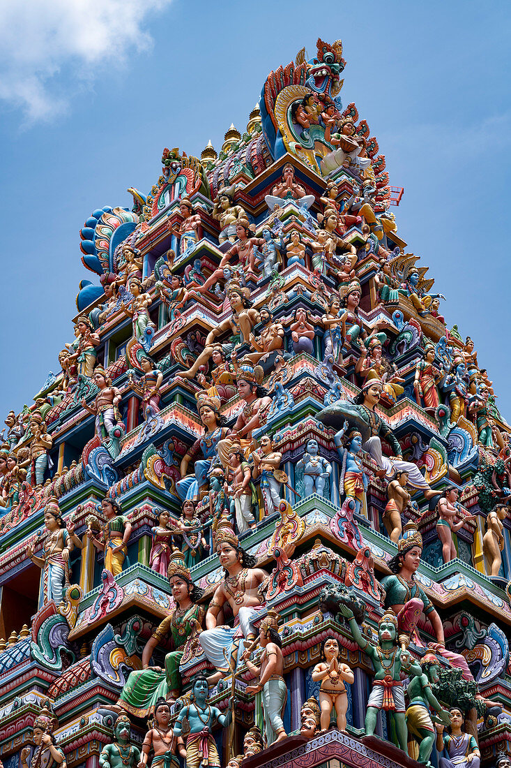 Der hochdekorative Gopuram (Eingangsturm) zum Sri Srinivasa Perumal Hindu Tempel in Little India, Singapur, Südostasien, Asien