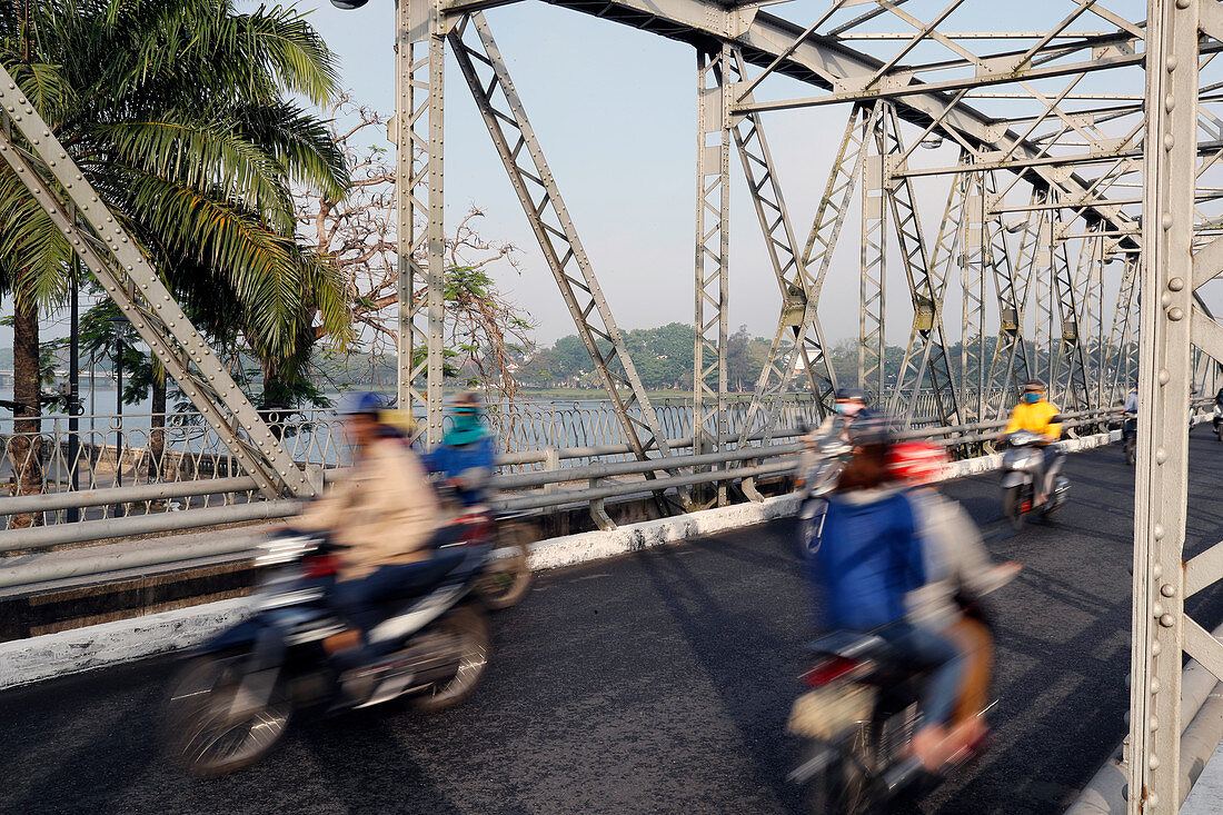 Roller, die die berühmte Trang Tien-Brücke im morgendlichen Stoßverkehr, Farbton, Vietnam, Indochina, Südostasien, Asien überqueren