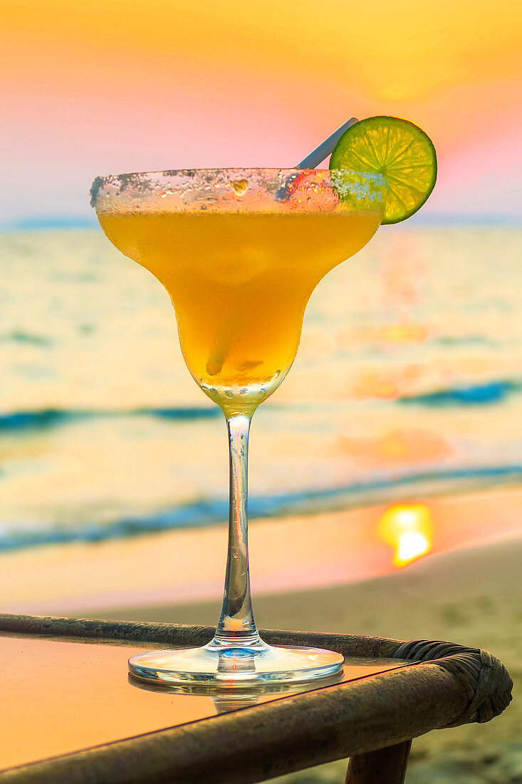 Margharita-Cocktail (Tequila, Triple Sec und Limette) bei Sonnenuntergang, Otres Beach, Sihanoukville, Kambodscha, Indochina, Südostasien, Asien