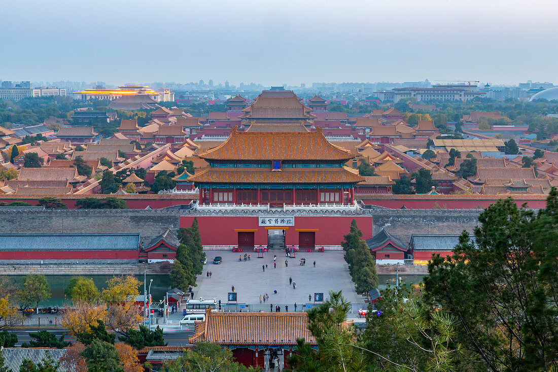 Ansicht der Verbotenen Stadt, UNESCO-Weltkulturerbe, vom Jingshan-Park bei Sonnenuntergang, Xicheng, Peking, Volksrepublik China, Asien