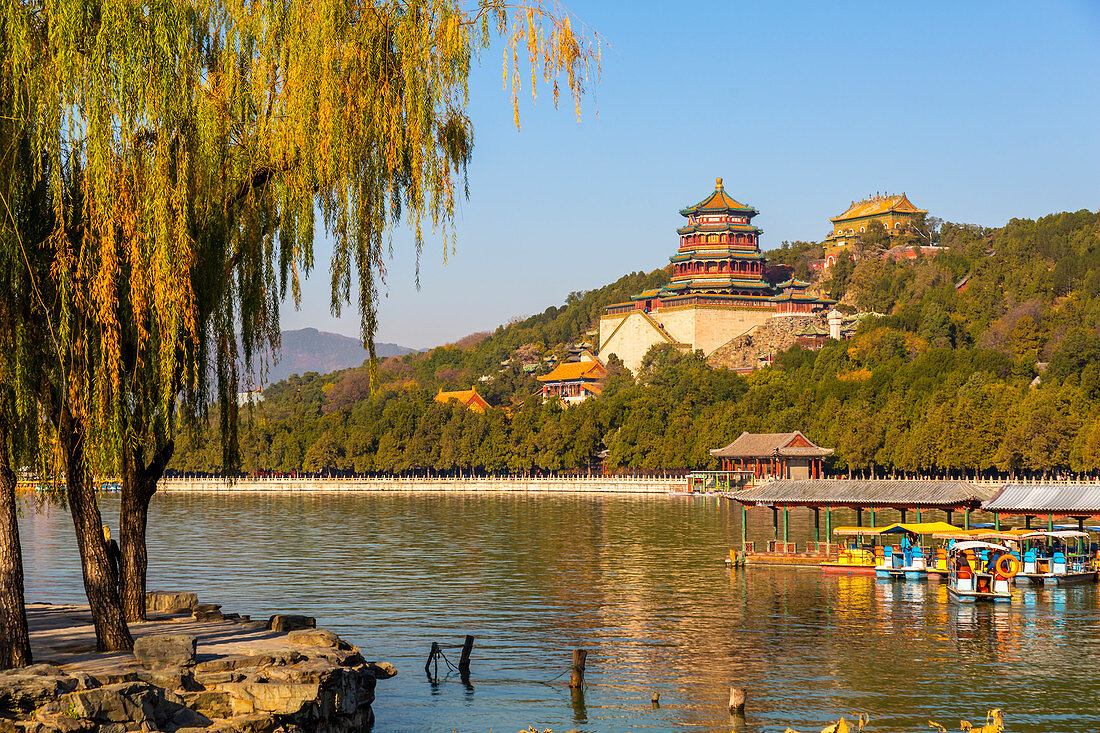 Blick auf den Kunming-See und den Sommerpalast, UNESCO-Weltkulturerbe, Peking, Volksrepublik China, Asien