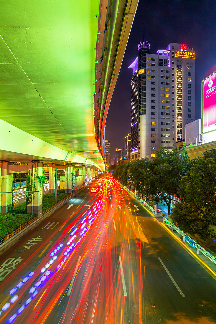Luban Road Motorway Interchange bei Nacht, Luwan, Shanghai, China, Asien