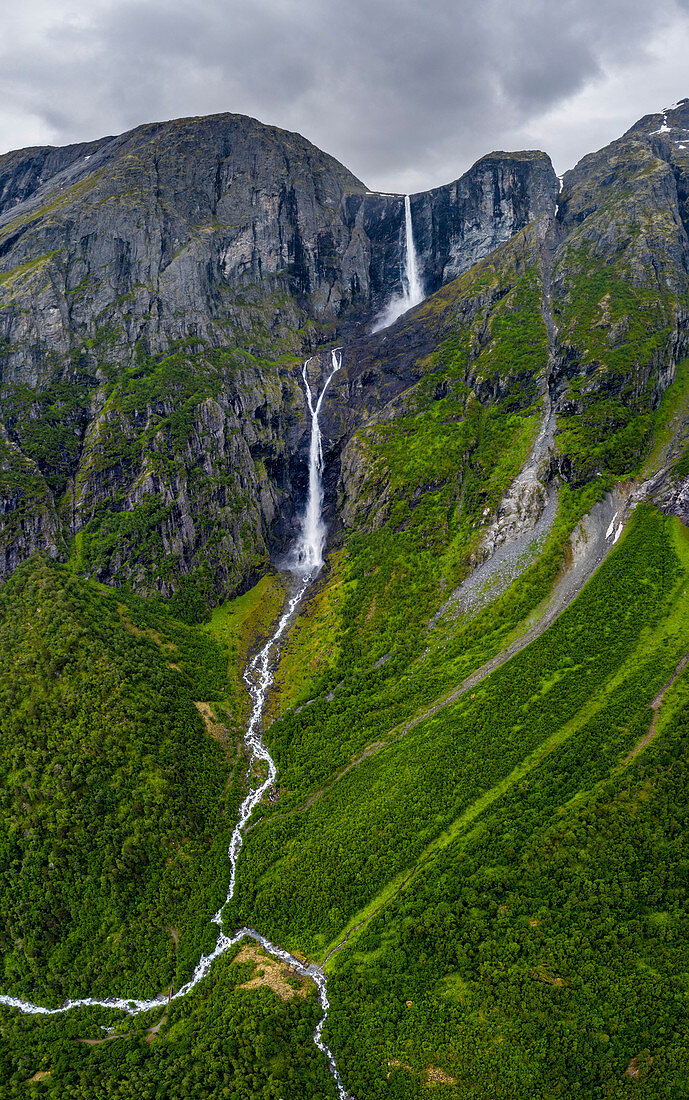 Luftaufnahme des Mardalsfossen-Wasserfalls, der in Mardola-Flusszweigen, Eikesdalen, Nesset, mehr og Romsdal Grafschaft, Norwegen, Skandinavien, Europa teilt
