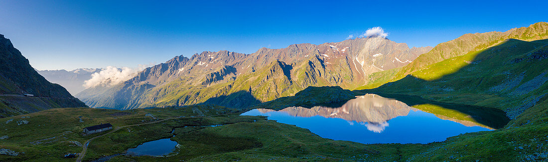 Luftpanorama von Cima di Pietrarossa gespiegelt in Lago Nero im Morgengrauen, Gavia Pass, Valfurva, Valtellina, Lombardei, Italien, Europa