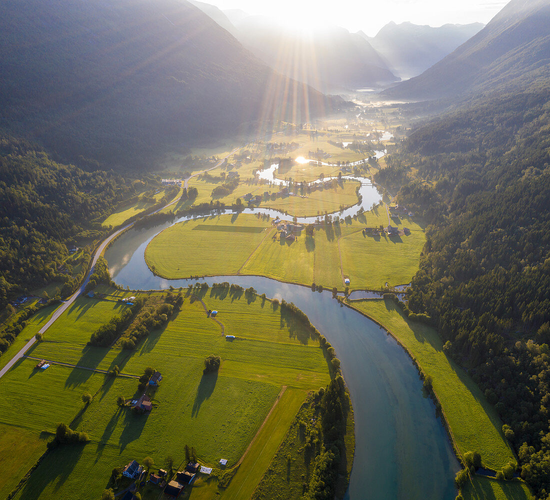 Luftpanorama des Flusses Stryneelva und der Felder während eines nebligen Sonnenaufgangs, Stryn, Nordfjord, Grafschaft Sogn og Fjordane, Norwegen, Skandinavien, Europa