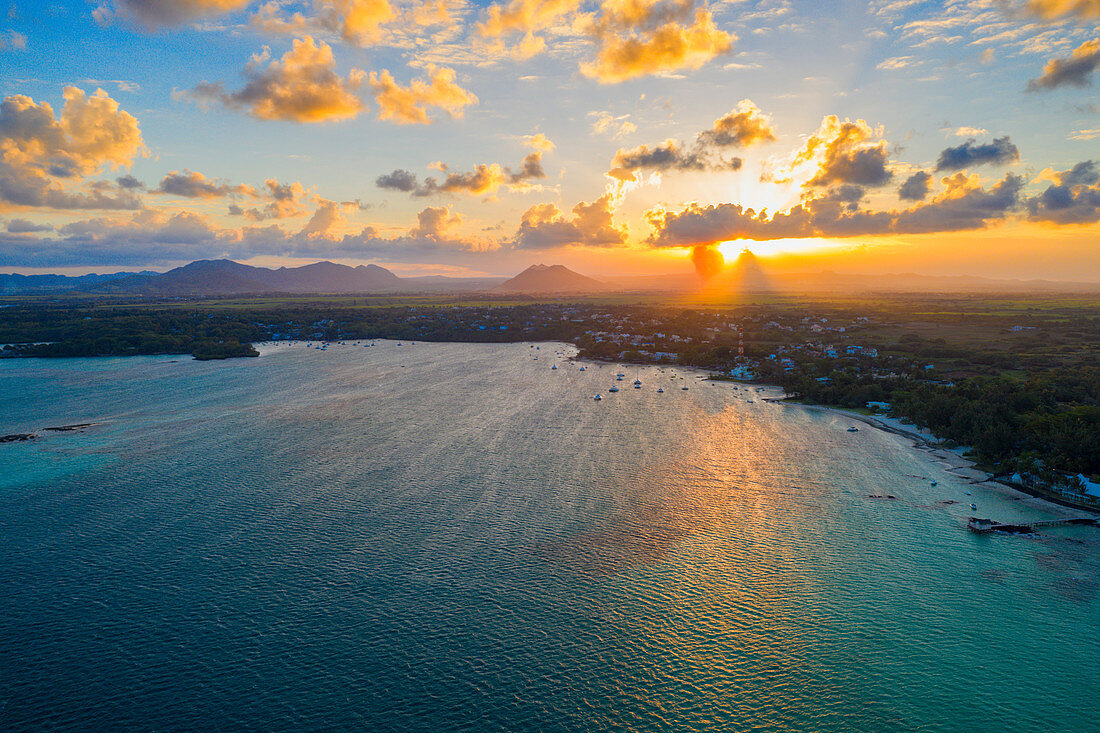 Sonnenuntergang über Trou d'Eau Douce Bucht, Luftaufnahme, Flacq Bezirk, Ostküste, Mauritius, Indischer Ozean, Afrika
