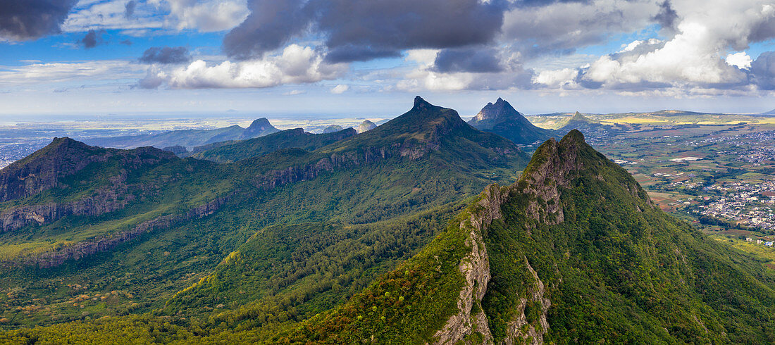 Luftpanorama des Berges Le Pouce, Moka Range, Port Louis, Mauritius, Afrika