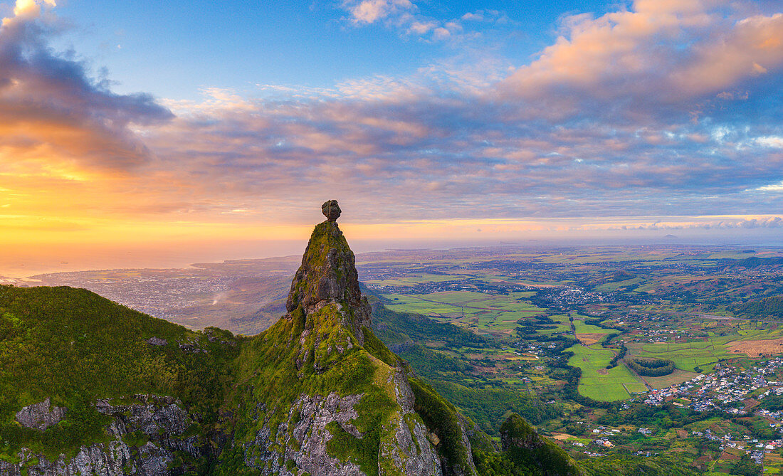 Panorama von Le Pouce Berg und Pieter Beide in Richtung des Sonnenuntergangs im Indischen Ozean, Luftaufnahme, Moka Range, Port Louis, Mauritius, Afrika