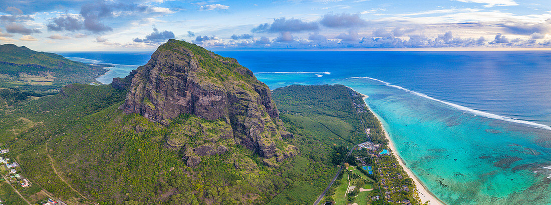 Majestätischer Berg mit Blick auf den Ozean und das Korallenriff, Luftpanorama, Halbinsel Le Morne Brabant, Mauritius, Indischer Ozean, Afrika