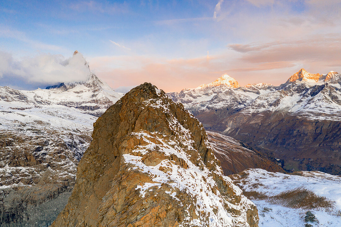 Luftaufnahme des Riffelhornkamms, des Matterhorns und der Dent Blanche bei Sonnenaufgang, Zermatt, Kanton Wallis, Schweizer Alpen, Schweiz, Europa