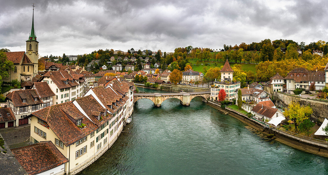 Panorama der Aare und der Untertorbrucke-Brücke in der Altstadt, Bern, Kanton Bern, Schweiz, Europa