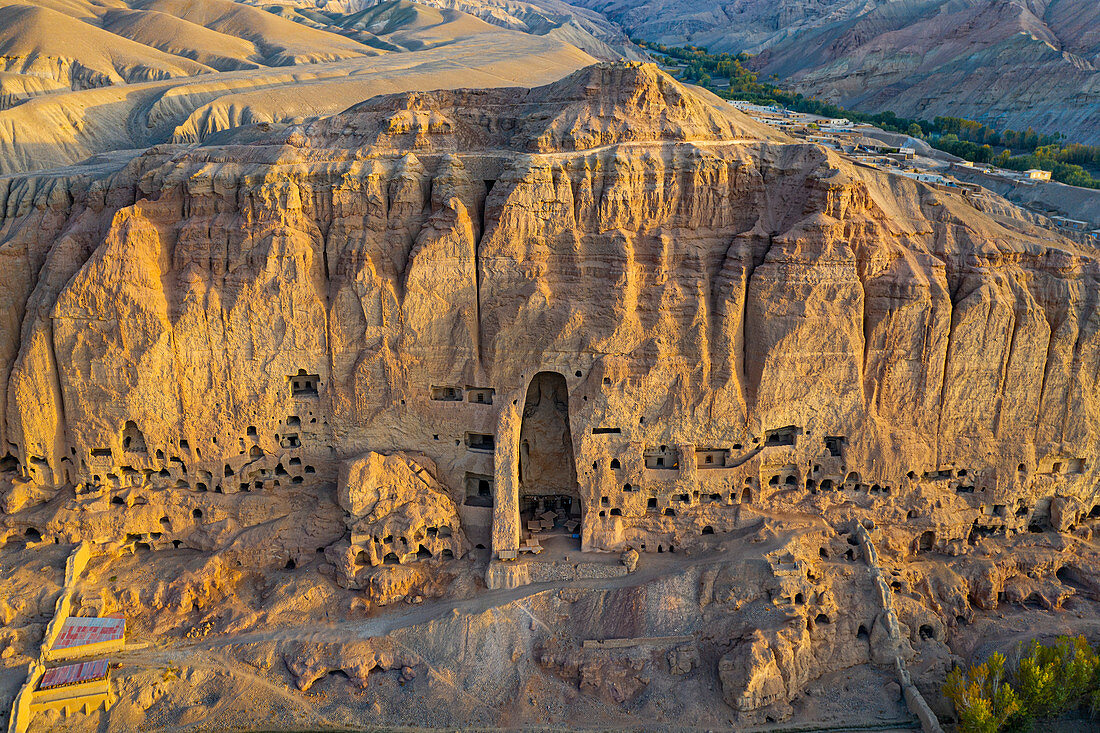 Luftaufnahme durch Drohne der Stätte der großen Buddhas in Bamyan (Bamiyan), aufgenommen 2019, nach der Zerstörung, Afghanistan, Asien