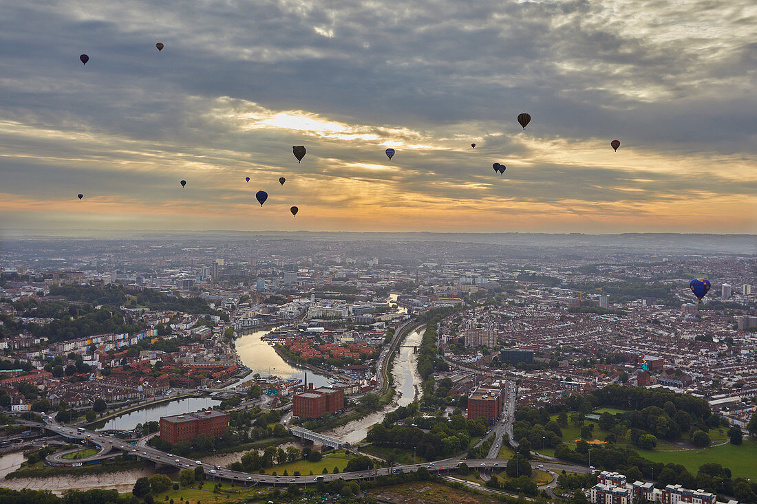 Heißluftballons, die über die Stadt Bristol während des Bristol International Balloon Fiesta, Bristol, England, Vereinigtes Königreich, Europa fliegen