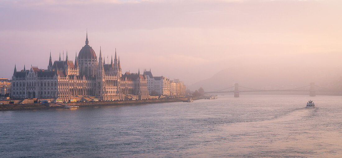 Das ungarische Parlament bei Sonnenuntergang, Donau, UNESCO-Weltkulturerbe, Budapest, Ungarn, Europa