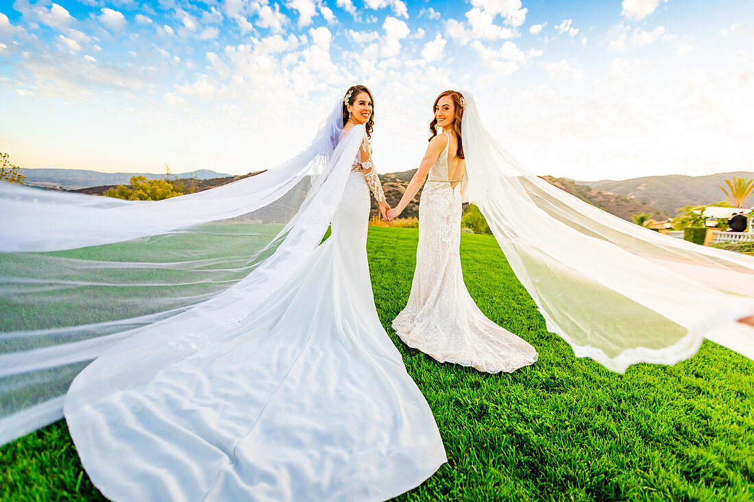 Jungvermählten ersten Blick nach der Hochzeitszeremonie, Corona, Kalifornien, Vereinigte Staaten von Amerika, Nordamerika