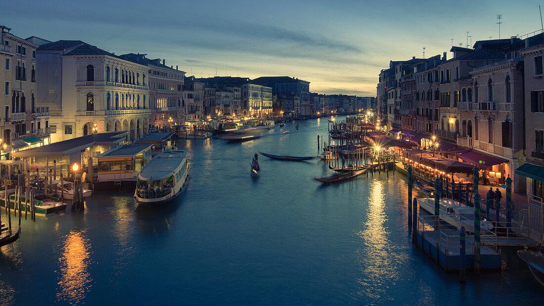 Blick entlang des Canal Grande von der Rialtobrücke in der Abenddämmerung, Venedig, UNESCO-Weltkulturerbe, Venetien, Italien, Europa