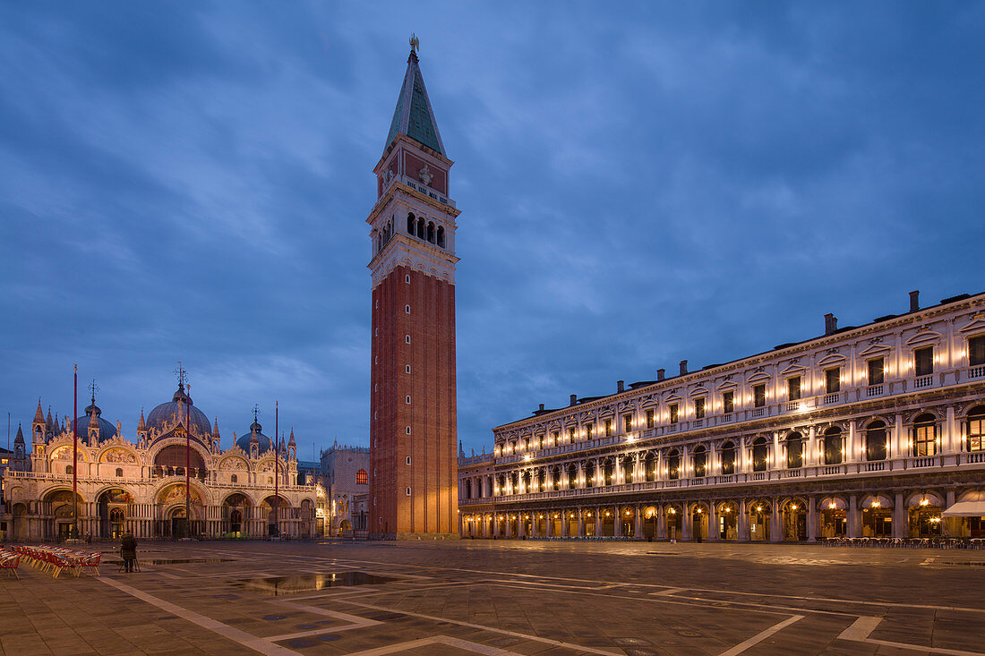 Ein ruhiger Markusplatz mit Campanile und Basilika während der morgendlichen blauen Stunde, Venedig, UNESCO-Weltkulturerbe, Venetien, Italien, Europa