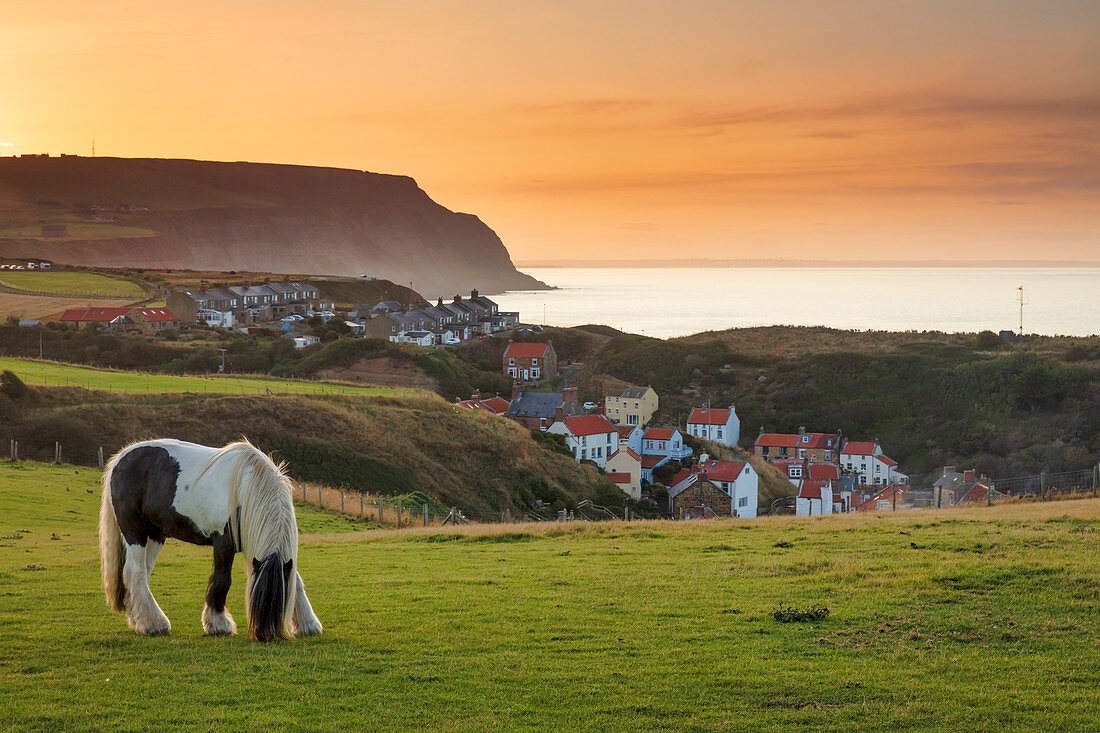 Staithes Fischerdorf und entfernte Boulby Cliffs an der North Yorkshire Heritage Coastline, Staithes, Yorkshire, England, Vereinigtes Königreich, Europa