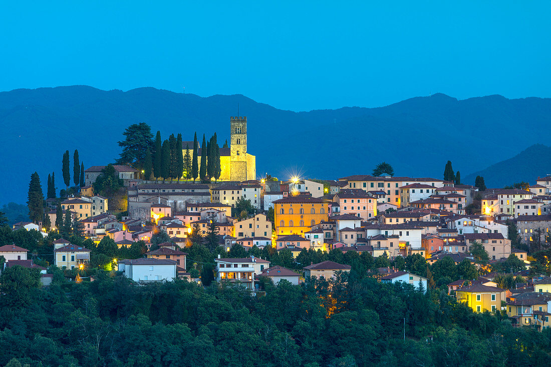 Barga in der Abenddämmerung, Toskana, Italien, Europa