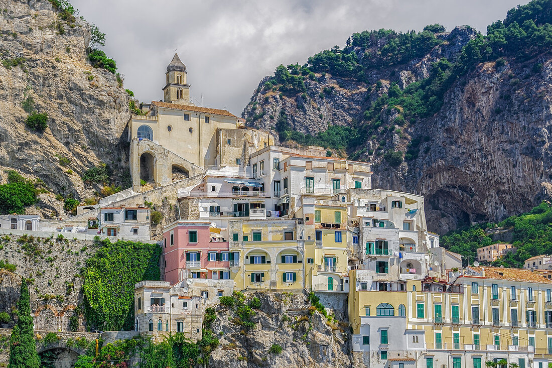 Blick auf flache traditionelle Gebäude und Klippen entlang der Küste in Costiera Amalfitana (Amalfiküste), UNESCO-Weltkulturerbe, Kampanien, Italien, Europa