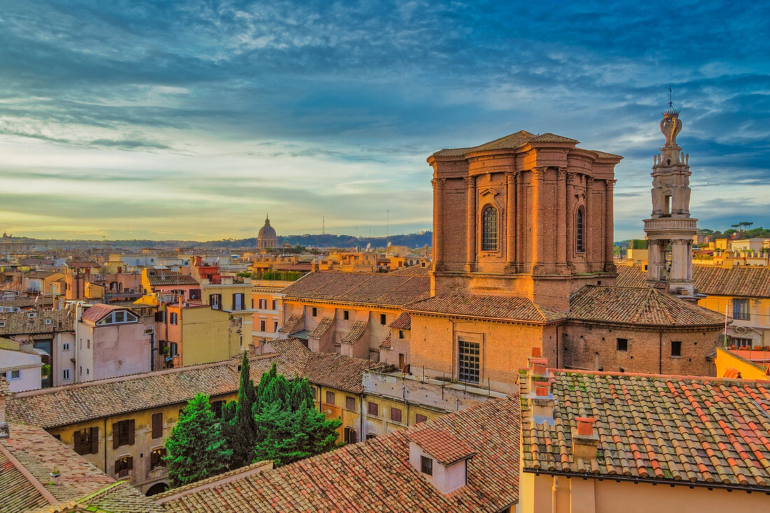 Landschaftspanorama der Dächer mit niedrigen Gebäuden und Basilika di Sant'Andrea delle Fratte bei erhöhter Ansicht der goldenen Stunde, Rom, Latium, Italien, Europa