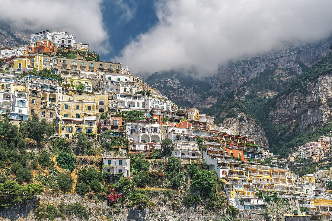 Blick vom Meer von niedrigen Gebäuden und Klippen entlang der Küste, Positano, Costiera Amalfitana (Amalfiküste), UNESCO-Weltkulturerbe, Kampanien, Italien, Europa