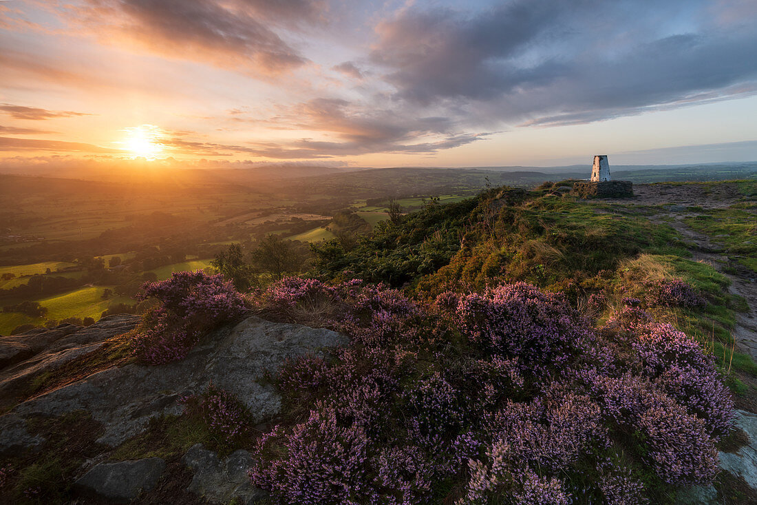 Der Vermessungspunkt bei Cloudside mit erstaunlichem Sonnenaufgang im Sommer, Congleton, Cheshire, England, Vereinigtes Königreich, Europa