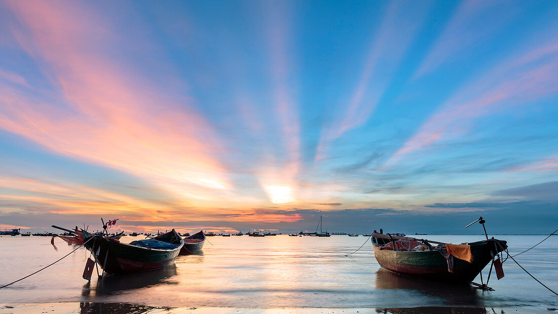 Sonnenuntergang vom vorderen Strand, Vung Tau mit rosa Wolken und kleinen Fischerbooten im Vordergrund, Vung Tau, Vietnam, Indochina, Südostasien, Asien