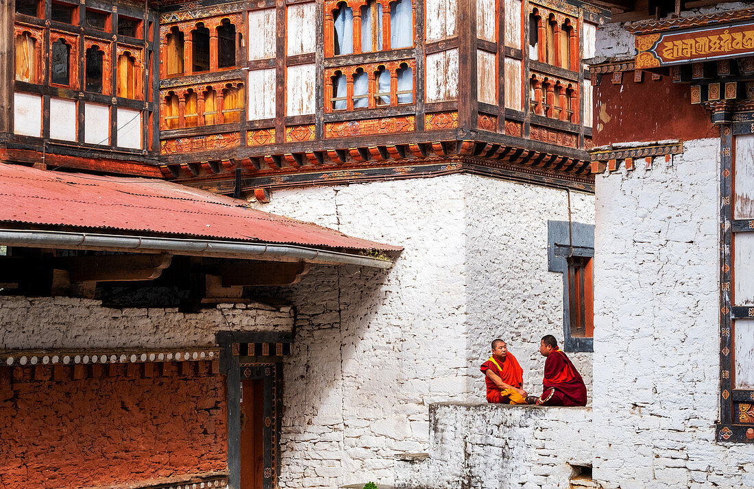 Buddhist monks, Trongsa Dzong, Trongsa, Bhutan, Asia